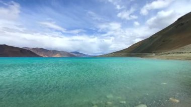 Hindistan, Leh, Ladakh, Hindistan sınırındaki Pangong Gölü veya Pangong Gölü 'nde dağları olan güzel bir manzara..