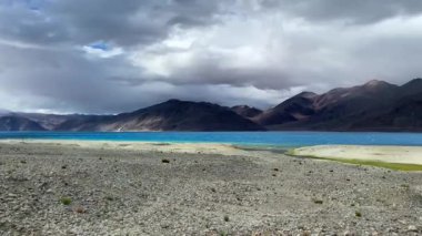 Hindistan, Çin, Leh, Ladakh, Hindistan sınırında Pangong Tso veya Man köyü yakınlarındaki Pangong Gölü 'ndeki dağlarla güzel bir manzara. Dünyanın en yüksek tuzlu su göllerinden biri..