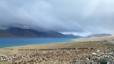 Pangong Gölü 'ndeki Pangong Gölü üzerinde gökkuşağı. Hindistan, Çin, Leh, Ladakh, Hindistan sınırında Himalaya dağı manzaralı..