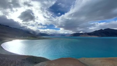 Hindistan, Çin, Leh, Ladakh, Hindistan sınırında Pangong Tso veya Man köyü yakınlarındaki Pangong Gölü 'ndeki dağlarla güzel bir manzara. Dünyanın en yüksek tuzlu su göllerinden biri..