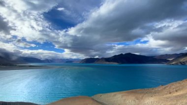 Hindistan, Çin, Leh, Ladakh, Hindistan sınırında Pangong Tso veya Man köyü yakınlarındaki Pangong Gölü 'ndeki dağlarla güzel bir manzara. Dünyanın en yüksek tuzlu su göllerinden biri..