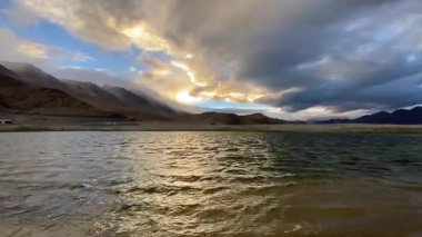 Pangong Tso ya da Pangong Gölü 'ndeki dağlarla güzel bir manzara, akşam vakti Merak köyü yakınlarında, Hindistan ve Çin sınırında, Leh, Ladakh, Hindistan.. 