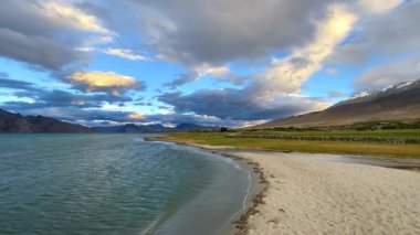 Pangong Tso ya da Pangong Gölü 'ndeki dağlarla güzel bir manzara, akşam vakti Merak köyü yakınlarında, Hindistan ve Çin sınırında, Leh, Ladakh, Hindistan.. 