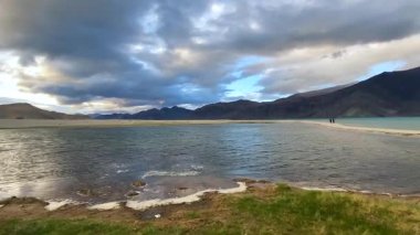Pangong Tso ya da Pangong Gölü 'ndeki dağlarla güzel bir manzara, akşam vakti Merak köyü yakınlarında, Hindistan ve Çin sınırında, Leh, Ladakh, Hindistan.. 