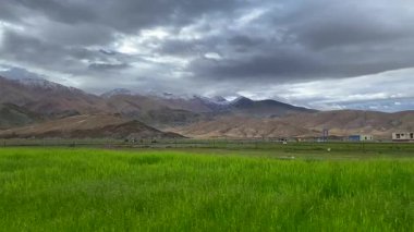 Hindistan ve Çin sınırında yer alan Ladakh 'taki Hanle köyünde dağlı güzel bir manzara, Leh, Ladakh, Hindistan.
