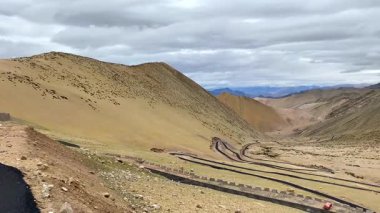 Hindistan, Çin, Leh, Ladakh, Hindistan sınırındaki Hanle köyü yakınlarındaki Photi La Road 'daki dağlarla güzel bir manzara..