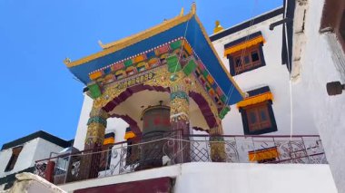 Himalayalar manzaralı Spituk Manastırı. Spituk Gompa Leh, Ladakh, Hindistan 'da ünlü bir Budist tapınağıdır..