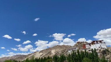 Himalayalar manzaralı Spituk Manastırı. Spituk Gompa Leh, Ladakh, Hindistan 'da ünlü bir Budist tapınağıdır..