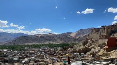 Leh Sarayı (ayrıca Lachen Palkar Sarayı olarak da bilinir), Hindistan 'ın başkenti Leh' e bakan eski bir kraliyet sarayıdır..