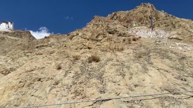 Tsemo Maitreya Tapınağı akşam günbatımında Leh Dağı Sıradağları 'nda, antik el yazmaları ve freskler Leh, Ladakh, Hindistan' da..