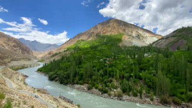 Dağlarla ve Hindistan 'ın Kargil, Ladakh kentindeki Chanigound köyündeki Drass Nehri' yle güzel bir manzara..