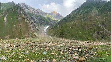 Ladakh 'taki Mughalpura' da Himalaya Dağı manzarası. Hindistan 'daki Ladakh sendika bölgesinde Mina Marg Check Post yakınlarında 1 numarada yer almaktadır..