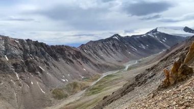 Khardungla Geçidi 'ndeki güzel Himalaya dağları, Hindistan' ın Ladakh kentindeki dünyanın en yüksek otoyolu Khardung La yolundan geçiyor..
