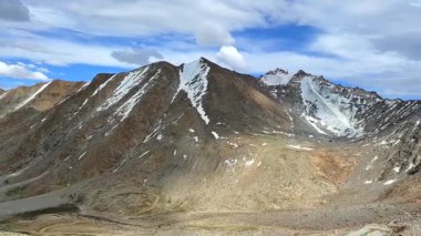 Hindistan 'ın Ladakh kentindeki dünyanın en yüksek otoyolu olan Khardungla Geçidi' ndeki Himalaya karla kaplı güzel dağların manzarası..