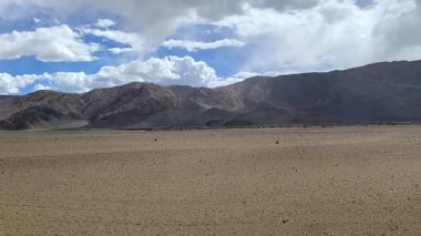 Hindistan, Çin, Leh, Ladakh, Hindistan sınırındaki Hanle köyü yakınlarındaki Pampakarule ve Sango Ovası 'ndaki dağlarla güzel bir manzara..