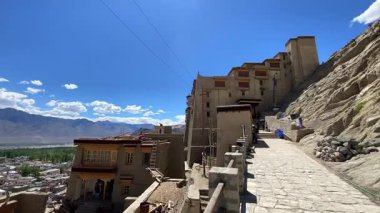 Leh, Ladakh, Hindistan 18 Temmuz 2022. Leh Sarayı (ayrıca Lachen Palkar Sarayı olarak da bilinir), Hindistan 'ın başkenti Leh' e bakan eski bir kraliyet sarayıdır..