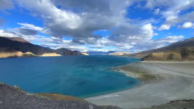Pangong Tso ya da Pangong Gölü 'ndeki dağlarla güzel bir manzara, akşamları Insan ve Merak Köyü arasında, Hindistan ve Çin sınırında, Leh, Ladakh, Hindistan..