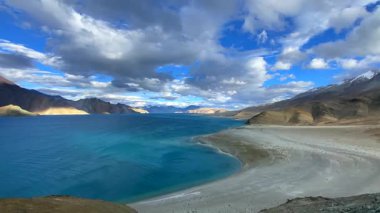 Pangong Tso ya da Pangong Gölü 'ndeki dağlarla güzel bir manzara, akşamları Insan ve Merak Köyü arasında, Hindistan ve Çin sınırında, Leh, Ladakh, Hindistan..
