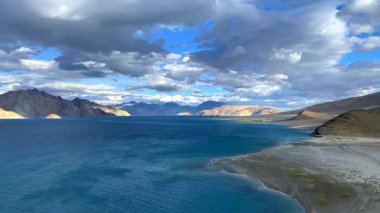 Pangong Tso ya da Pangong Gölü 'ndeki dağlarla güzel bir manzara, akşamları Insan ve Merak Köyü arasında, Hindistan ve Çin sınırında, Leh, Ladakh, Hindistan..