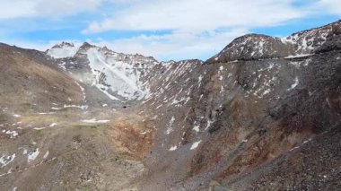 Khardungla Geçidi yakınlarındaki Himalaya dağlarının hava manzarası, dünyanın en yüksek otoyolu olan Khardung La yolundan geçiyor, Ladakh, Hindistan 'ın birlik bölgesinde..