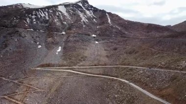 Khardungla Geçidi yakınlarındaki Himalaya dağlarının hava manzarası, dünyanın en yüksek otoyolu olan Khardung La yolundan geçiyor, Ladakh, Hindistan 'ın birlik bölgesinde..