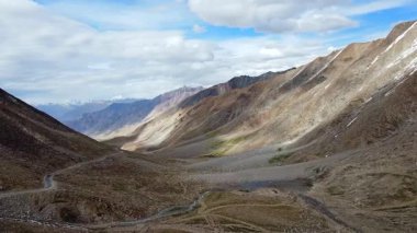 Khardungla Geçidi yakınlarındaki Himalaya dağlarının hava manzarası, dünyanın en yüksek otoyolu olan Khardung La yolundan geçiyor, Ladakh, Hindistan 'ın birlik bölgesinde..