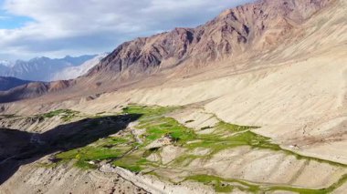 Kuzey Pullu 'daki Himalaya dağlarının hava manzarası Ladakh, Hindistan' daki Khardung La yolundan geçiyor..