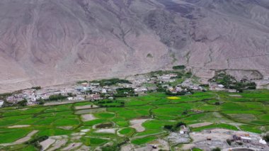 Khardung köyündeki güzel Himalaya dağlarının hava manzarası Ladakh, Hindistan 'daki Khardung La yolundan geçiyor..