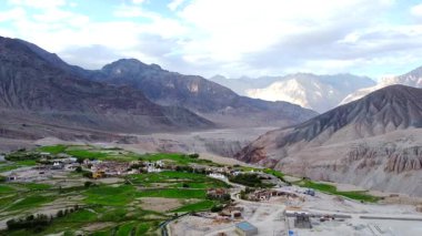 Khardung köyündeki güzel Himalaya dağlarının hava manzarası Ladakh, Hindistan 'daki Khardung La yolundan geçiyor..