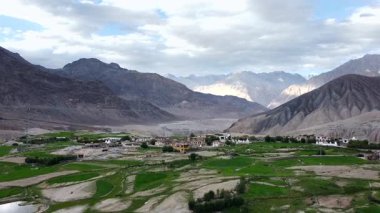 Khardung köyündeki güzel Himalaya dağlarının hava manzarası Ladakh, Hindistan 'daki Khardung La yolundan geçiyor..