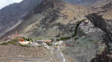 Hindistan Himalaya 'daki Nubra Vadisi' nde Diskit Manastırı ve Diskit 'in Maitreya Buddha' sının hava görüntüsü. Diskit, Ladakh, Hindistan