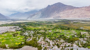 Nubra Vadisi 'ndeki Diskit köyünün hava görüntüsü. Diskit, Hindistan 'da Ladakh Leh bölgesinde Nubra tehsil ve Nubra alt bölümünün merkezi olan bir köydür..