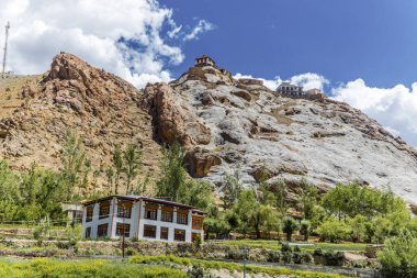 Hindistan 'ın Ladakh kentindeki Srinagar-Leh otobanından geçen Mulbekh köyündeki güzel Himalaya dağlarının manzarası..