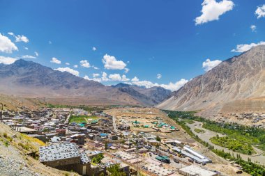 Hindistan 'ın Ladakh bölgesindeki güzel Himalaya dağları ile İndus Nehri ve Kargil Şehri' nin en üst manzarası..