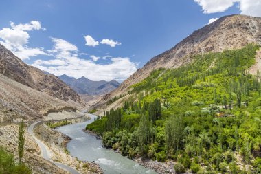 Dağlarla ve Hindistan 'ın Kargil, Ladakh kentindeki Chanigound köyündeki Drass Nehri' yle güzel bir manzara..