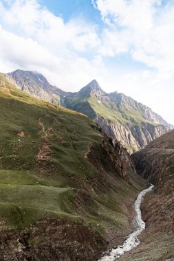 Himalaya dağları ve Srinagar 'dan Kargil' e, Jammu 'ya ve Hindistan' da Keşmir 'e giden otomobil yolu ile Zojila Geçidi' nin güzel manzarası..