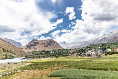 Dağları ve Hindistan 'ın Ladakh kentindeki Bhimbat köyü yakınlarındaki İndus Nehri ile güzel bir manzara..