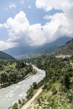 Dağları ve Sind Nehri olan güzel bir manzara Jammu ve Kashmir yakınlarındaki Gund köyü, Hindistan.