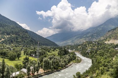 Dağları ve Sind Nehri olan güzel bir manzara Jammu ve Kashmir yakınlarındaki Gund köyü, Hindistan.