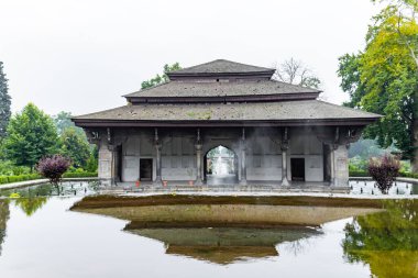 Srinagar, Kashmir, Hindistan 20 Temmuz 2022. Shalimar Bagh, Hindistan 'ın Jammu ve Kaşmir kentindeki Srinagar kenti yakınlarındaki Dal Gölü' nün kuzeydoğusunda yer alan en büyük Babür bahçesidir..