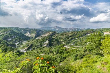 Hindistan 'ın Jammu kentindeki Janakh köyü yakınlarındaki güzel Himalaya dağ manzarası.