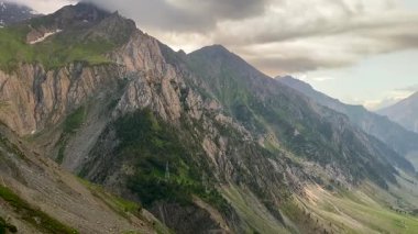 Himalaya dağlarının güzel manzarası Zoji La Pass üzerinde Baltal 'ın Sindh Nehri ile Jammu ve Kashmir' deki Srinagar-Leh yolunda.