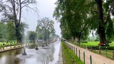 Srinagar, Kashmir, Hindistan 20 Temmuz 2022. Shalimar Bagh, Hindistan 'ın Jammu ve Kaşmir kentindeki Srinagar kenti yakınlarındaki Dal Gölü' nün kuzeydoğusunda yer alan en büyük Babür bahçesidir..