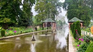 Srinagar, Kashmir, Hindistan 20 Temmuz 2022. Shalimar Bagh, Hindistan 'ın Jammu ve Kaşmir kentindeki Srinagar kenti yakınlarındaki Dal Gölü' nün kuzeydoğusunda yer alan en büyük Babür bahçesidir..