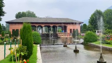 Srinagar, Kashmir, Hindistan 20 Temmuz 2022. Shalimar Bagh, Hindistan 'ın Jammu ve Kaşmir kentindeki Srinagar kenti yakınlarındaki Dal Gölü' nün kuzeydoğusunda yer alan en büyük Babür bahçesidir..