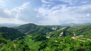 Hindistan 'ın Jammu kentindeki Janakh köyü yakınlarındaki güzel Himalaya dağ manzarası.