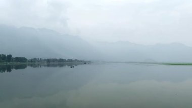 Yazın Dal Gölü manzarası ve Hindistan 'ın Kashmir kentindeki Srinagar şehrinin arka planındaki güzel sıradağlar..