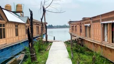 Srinagar 'daki Dal Gölü' ndeki yüzen evler, Jammu ve Kashmir, Hindistan.