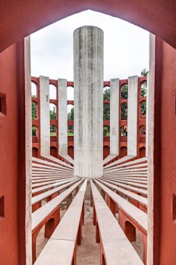 Yeni Delhi, Delhi, Hindistan 27 Temmuz 2022. Jantar Mantar, Maharaja Jai Singh 'in Yeni Delhi Hindistan' da inşa ettiği astronomik enstrümanlardan oluşan bir rasathanedir..