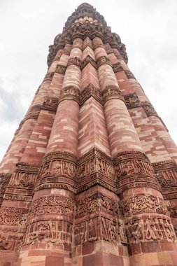 Hindistan 'ın Delhi kentindeki Kutub Minaresi 72.5 metre yüksekliğindeki en uzun tuğla minaresidir ve 12. yüzyıl Hint-İslami mimarisi sergilenmektedir..